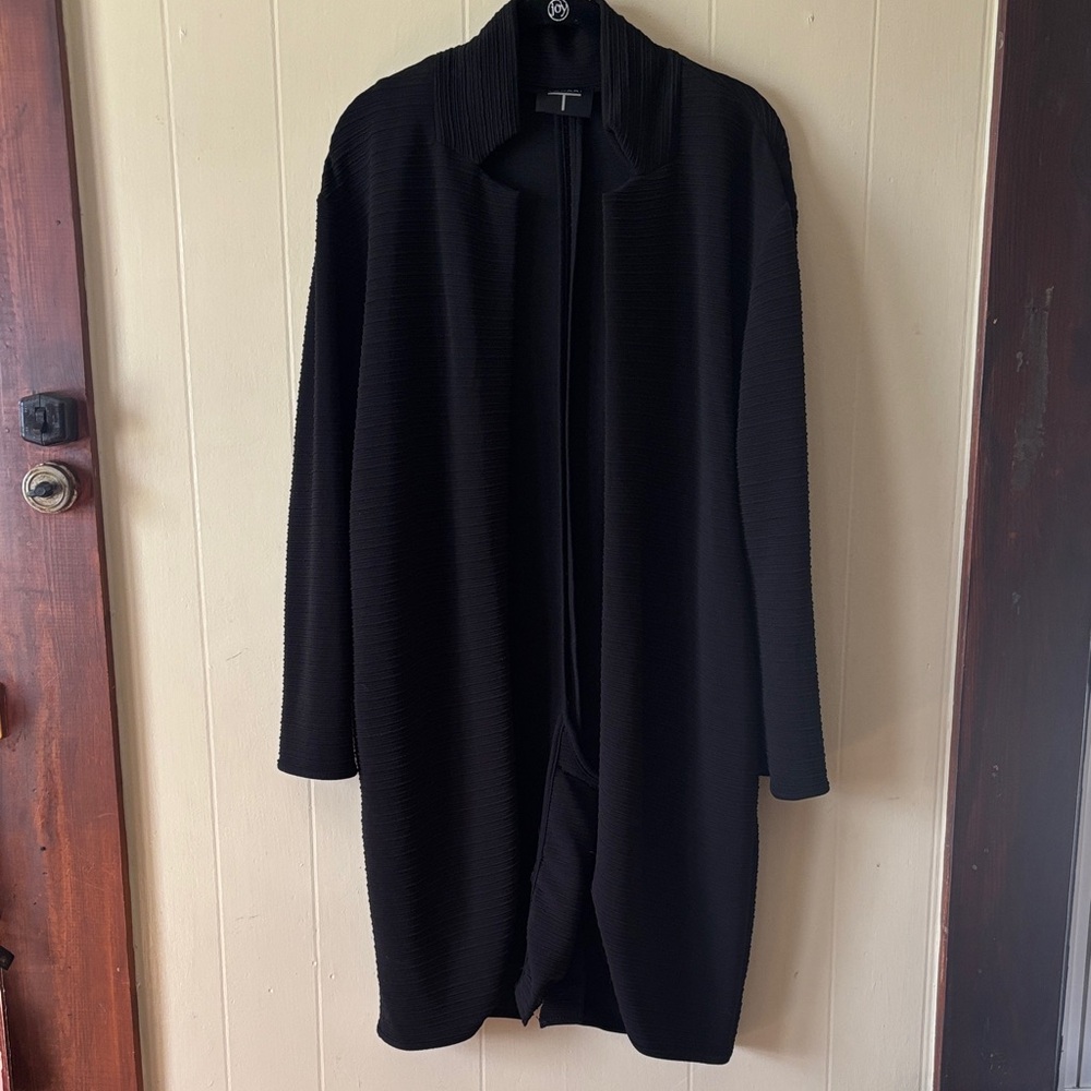 Tahari Black Women's collarless open jacket with pockets. Women’s Med